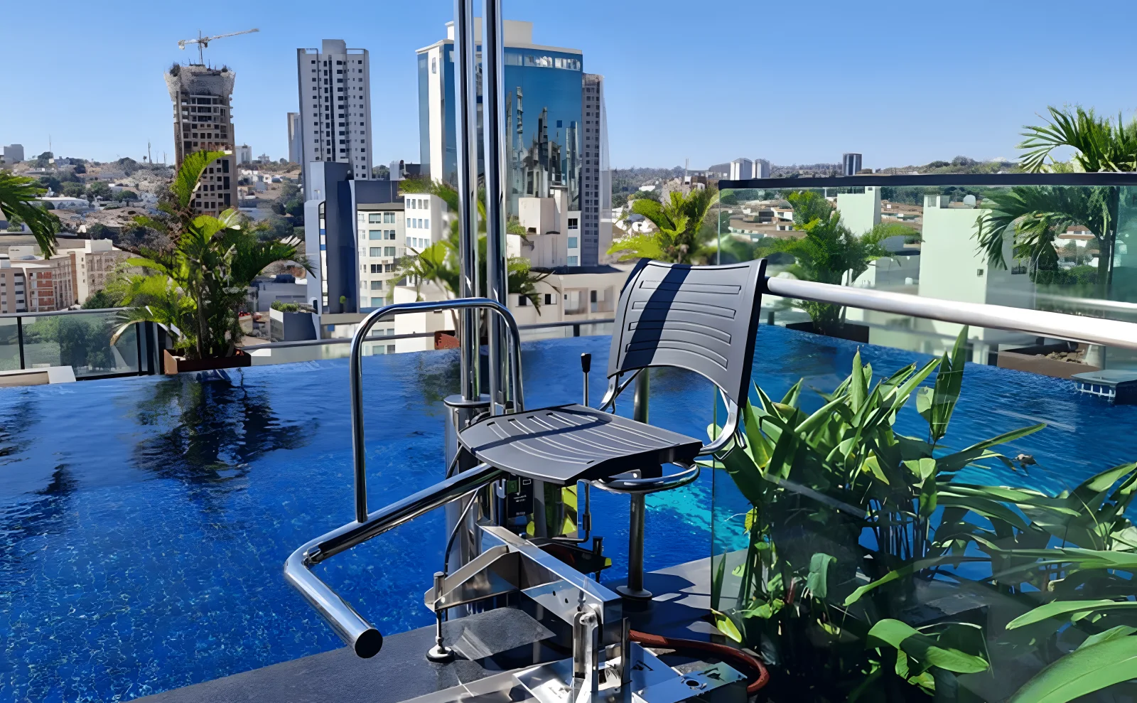 Cadeira hidráulica de acessibilidade em piscina com vista da cidade