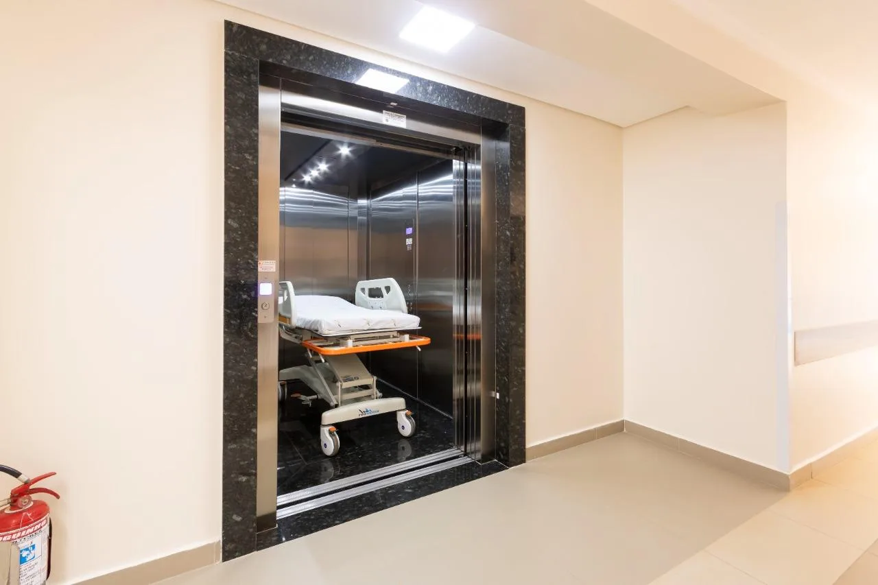 Elevador hospitalar Select com maca posicionada na cabine