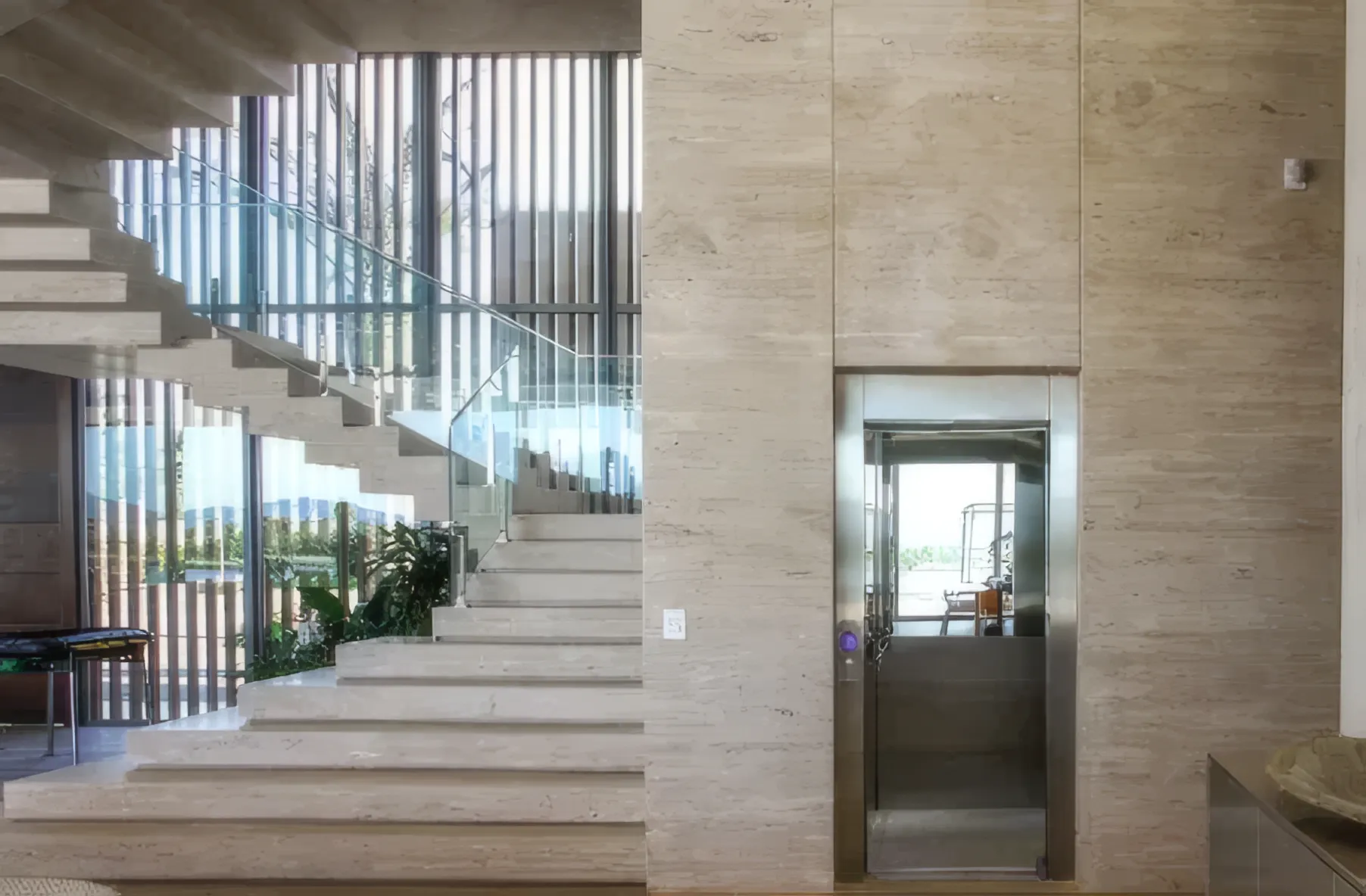 Elevador predial Select em hall de alto padrão com travertino