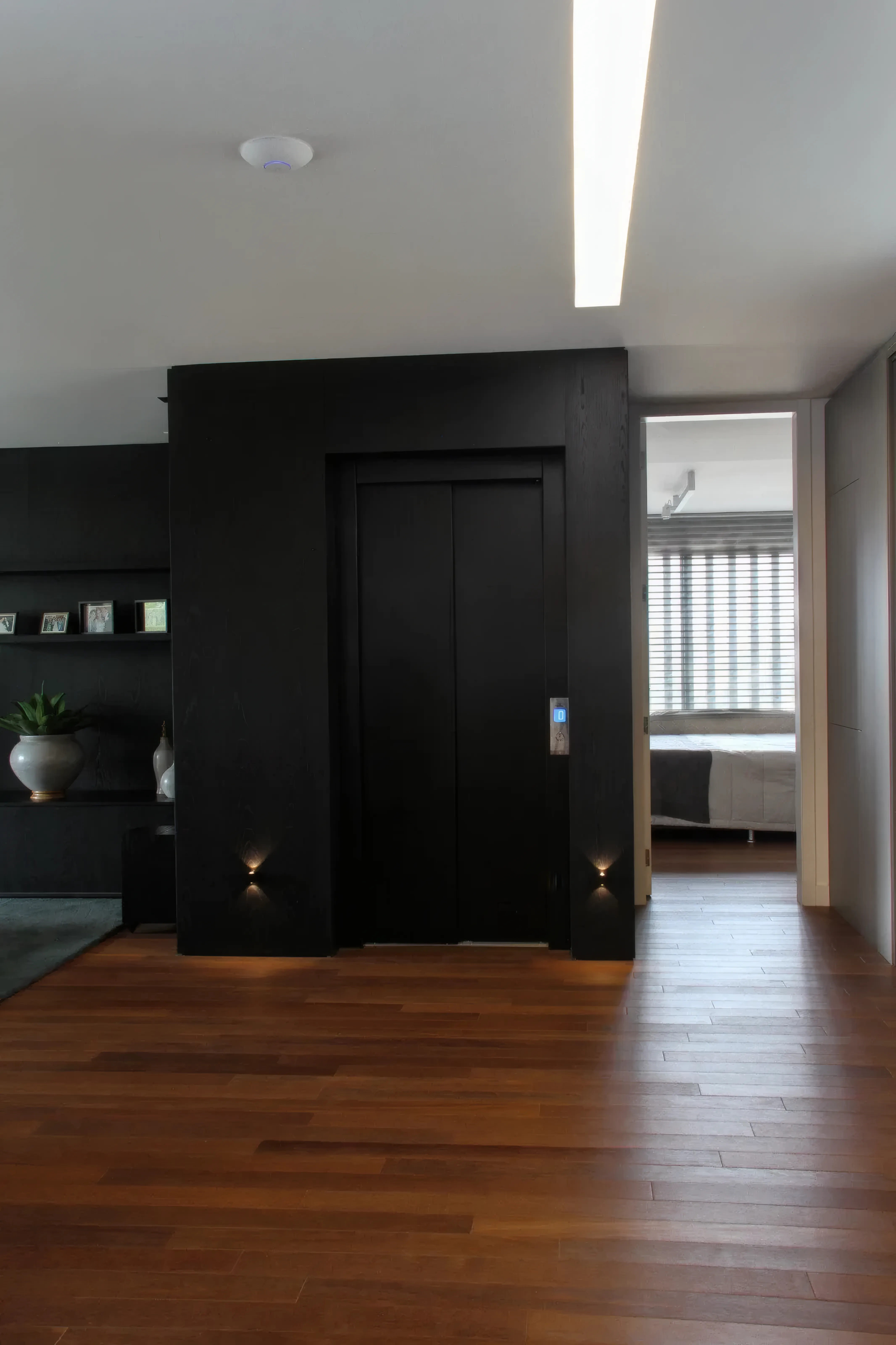 Elevador residencial Select em ambiente premium escuro