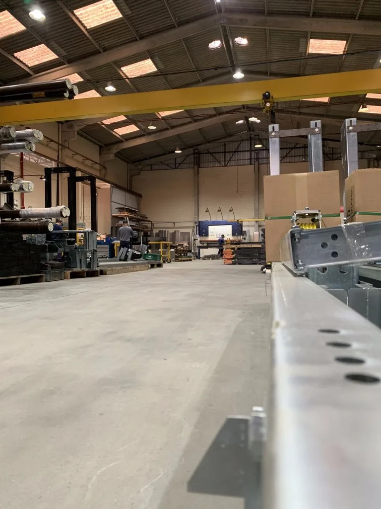 Interior da linha de produção com guias e trilhos