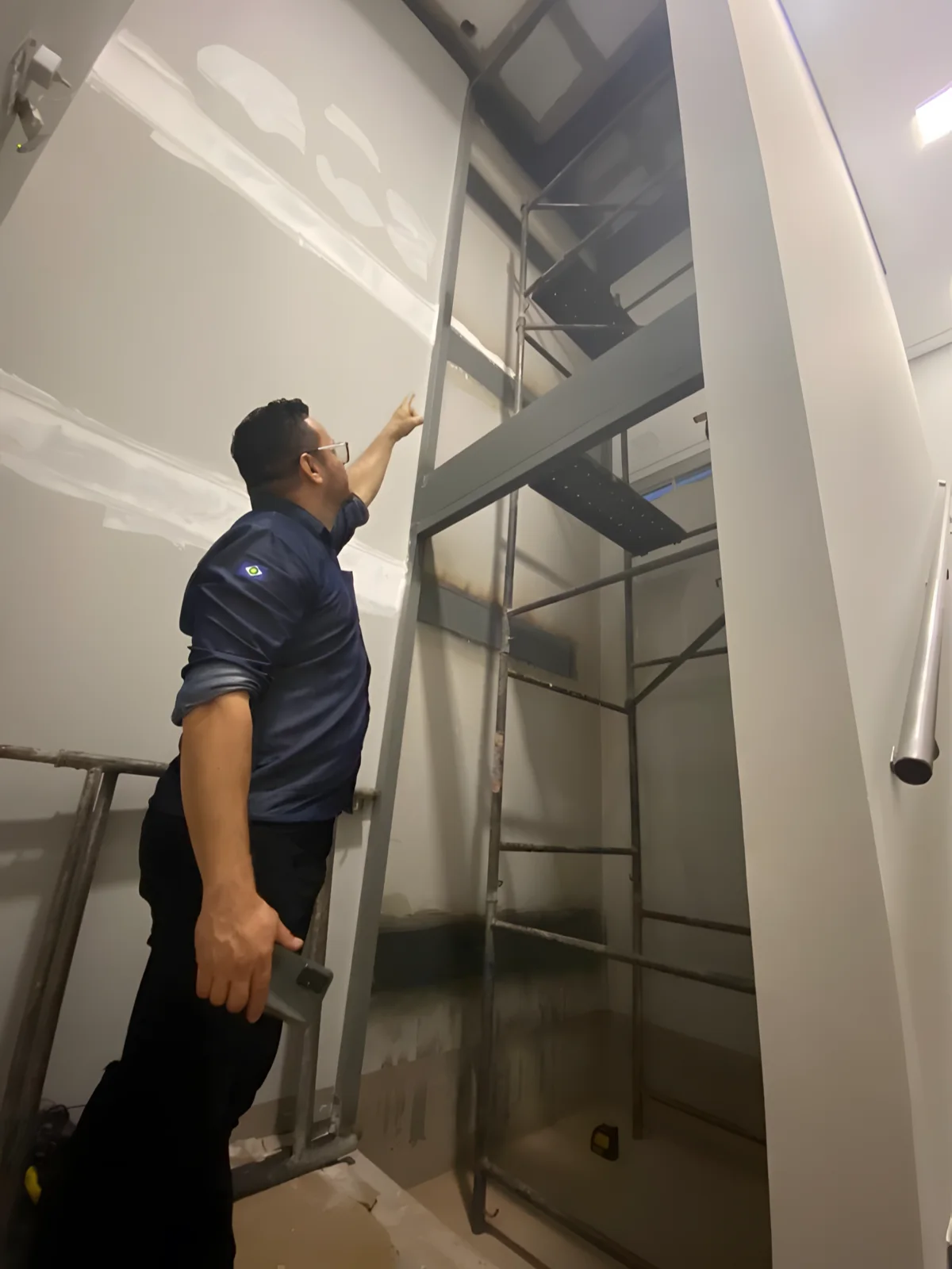 Engenheiro Select inspecionando a estrutura do poço de elevador