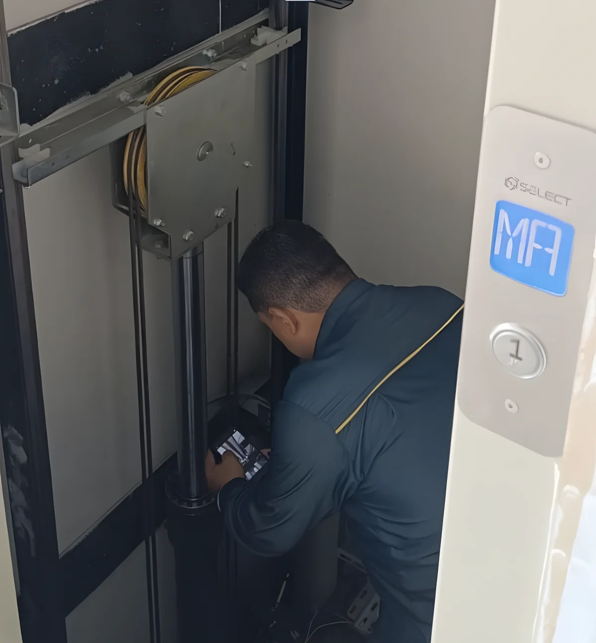 Técnico Select em visita de manutenção de elevador