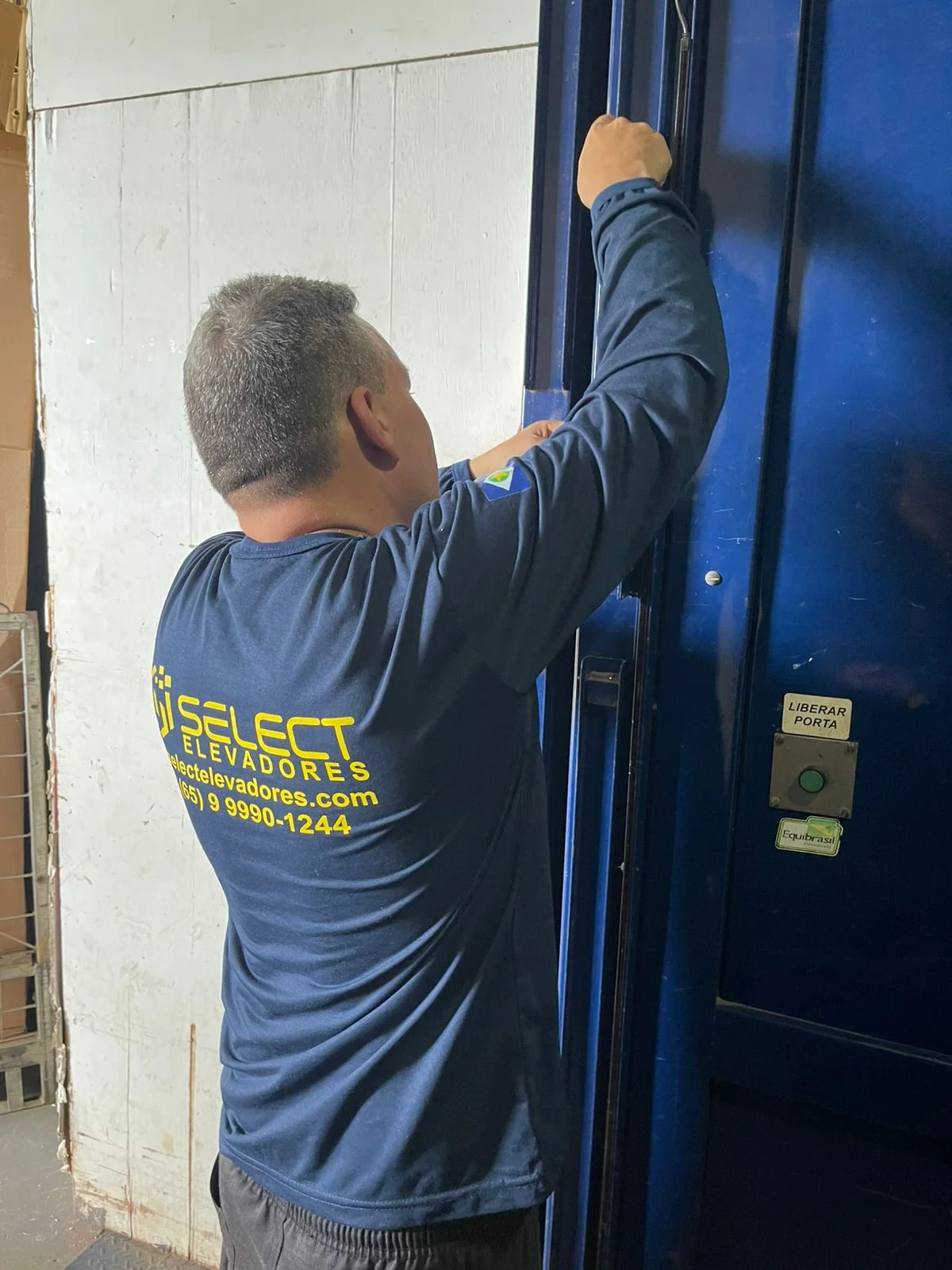 Técnico Select avaliando elevador antigo