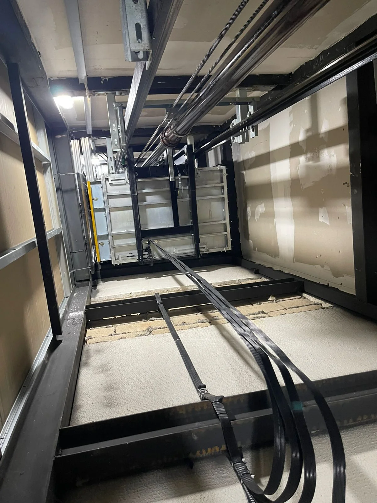 Poço de elevador durante execução da modernização