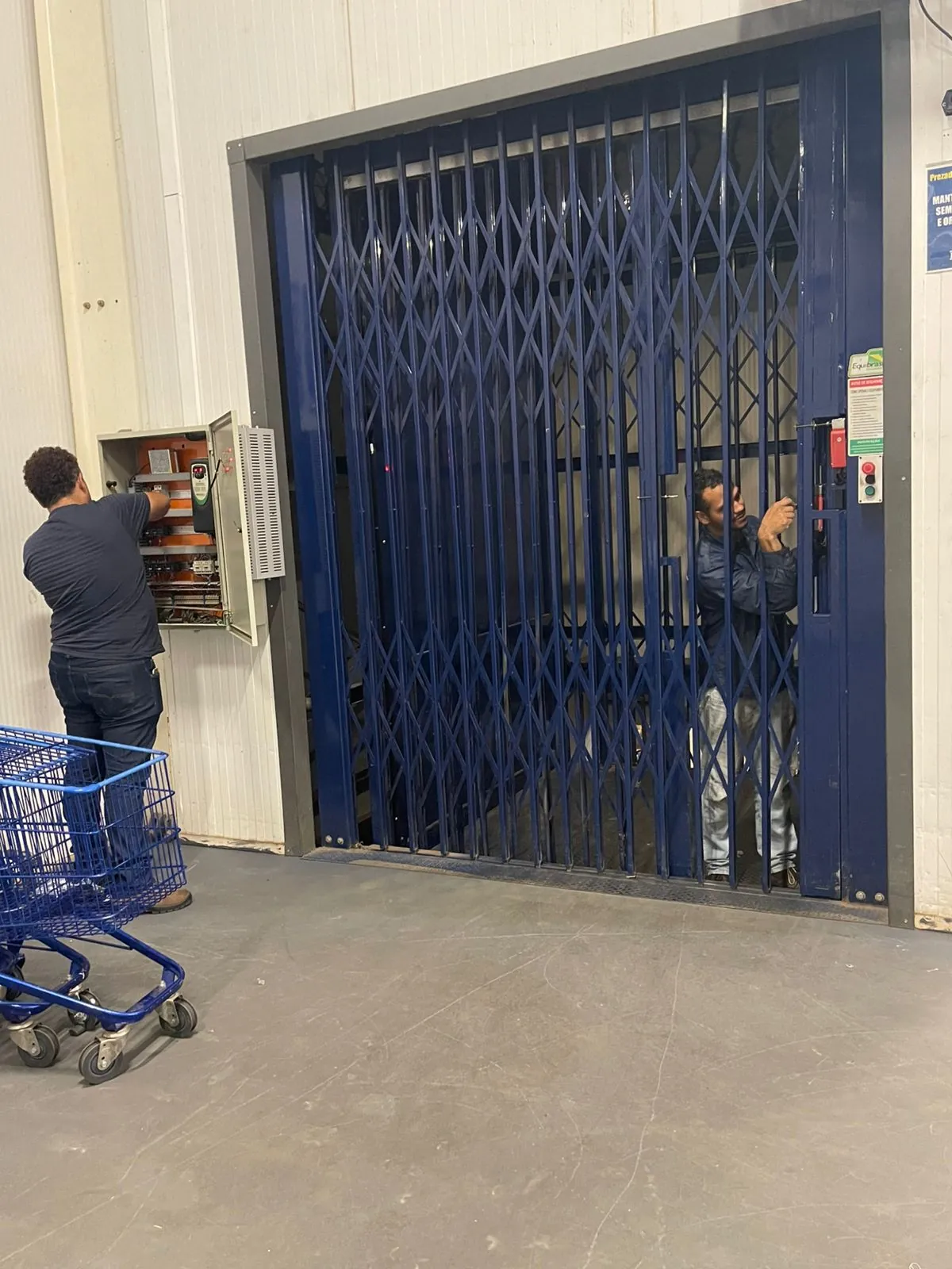 Quadro elétrico de elevador antigo sendo modernizado
